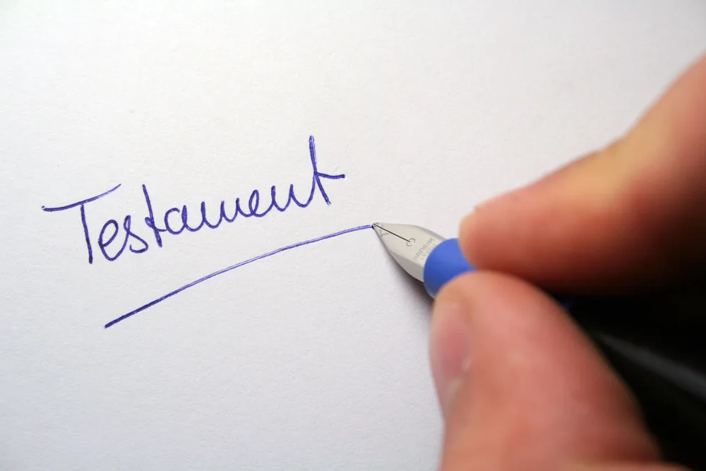 Testament contesté : les héritiers évincés peuvent-ils agir ?